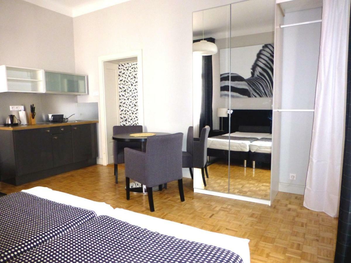 7 Rooms Mtp Poznan Exterior photo