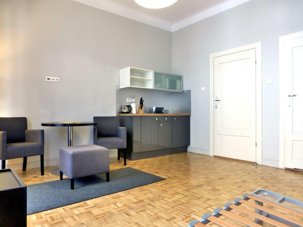 7 Rooms Mtp Poznan Exterior photo